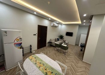 شقة بغرفة جلوس وغرفتين نوم 