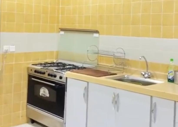 شاليه بجلسة خارجية على المسبح 