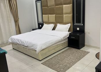 شقة بثلاث غرف نوم وغرفة جلوس 