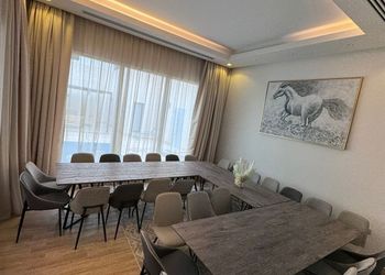 استراحة بمسطح اخضر ومجالس