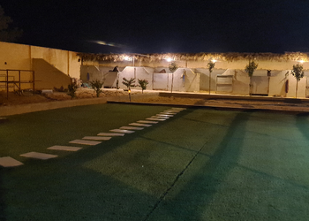 استراحة بإسطبل خيل و جلسات