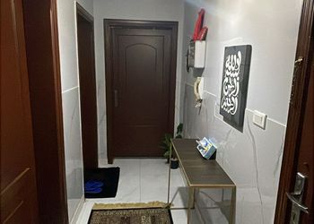 استديو بأثاث مريح وبسيط 