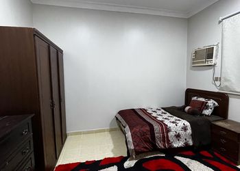 شقة واسعة بصالة وثلاث غرف نوم 