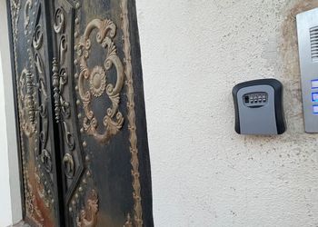 شقة بثلاث غرف نوم وصالة