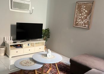شقه بأثاث مريح ودخول ذاتي