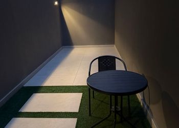 شقة بصالة أنيقة ودخول ذاتي