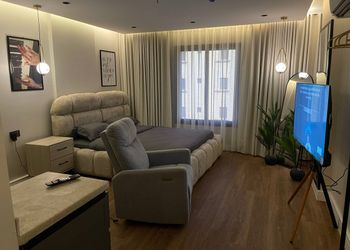 استديو بسرير ماستر وأثاث مريح 