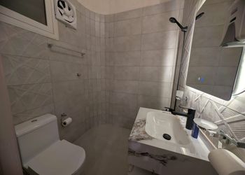 استديو بأثاث مريح وبسيط 