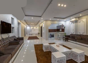 شاليه بمسطح اخضر ومسبح