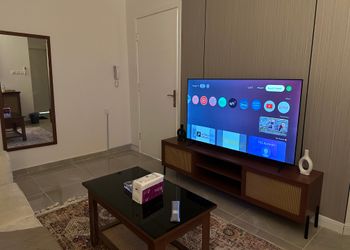 شقة أنيقة بصالة وغرفتين نوم