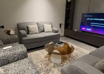 شقة أنيقة بصالة وغرفة نوم