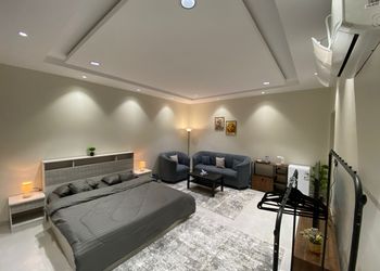 استديو بسرير ماستر وأثاث مريح 