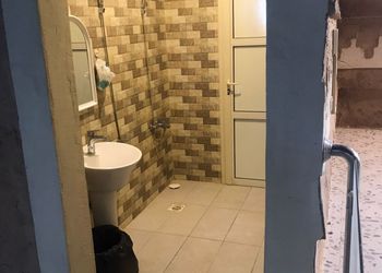 شاليه بمسطح اخضر وجلسة خارجية 