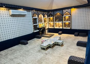 شاليه بمجلسين ومسبحين وحديقة 