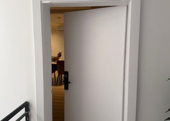 شقة بصالة أنيقة ودخول ذاتي
