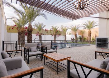 استراحه بمسبح كبير 