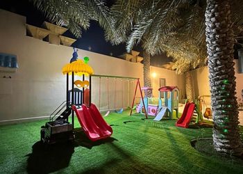 شاليه بألعاب أطفال وجلسة خارجية 