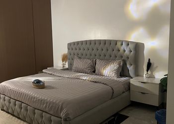 استديو بأثاث مريح وبسيط 