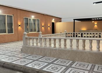 استراحة بمجلس وفناء خارجي 