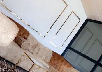 استراحة بمسطح اخضر وجلسه خارجيه