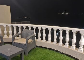 شاليه بجلسة خارجية وألعاب أطفال
