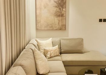 استديو بأثاث مريح وبسيط 