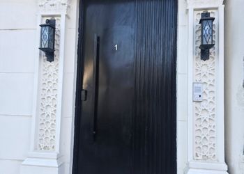 شقة بصالة أنيقة وغرفتين نوم 
