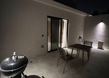 استديو بأثاث مريح وبسيط 