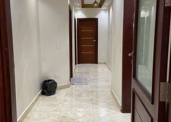شقة بصالة مريحة وثلاث غرف نوم 