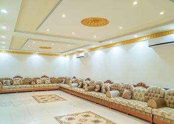 استراحة بألعاب أطفال وملعب كرة قدم
