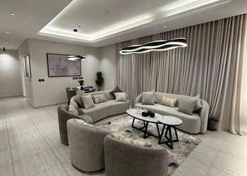 شقة بتصميم فاخر وصالة أنيقة