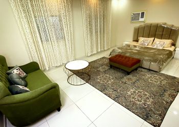 استديو بسرير ماستر وجلسة مريحة 