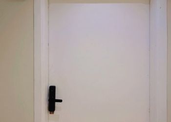 استديو بأثاث مريح وبسيط 