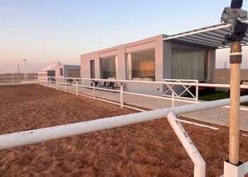 استراحة ببيت شعر واسطبل خيل