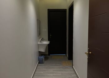 استديو بأثاث مريح وبسيط 