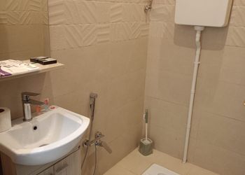 استديو بأثاث مريح وبسيط 
