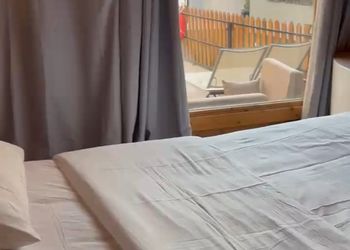 كوخ بمسبح ومسطح أخضر