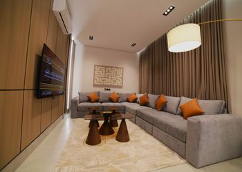 شقة بصالة أنيقة وتصميم عصري 