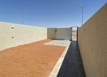 شاليه بمجلس وفناء خارجي 