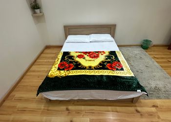 استديو بسرير ماستر وأثاث مريح 