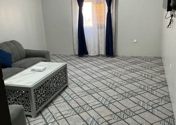 شقة بغرفة نوم وصالة مريحة 