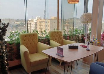 استوديو بأثاث بسيط ومريح