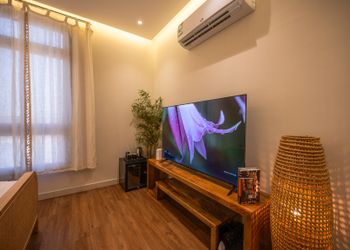استديو بأثاث مريح وبسيط 