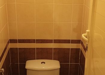 شاليه بمسطح اخضر وجلسة خارجية