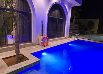 شاليه بجلسة خارجية ومسبح 
