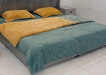 شاليه بجلسة تطل على مسبح خارجي 