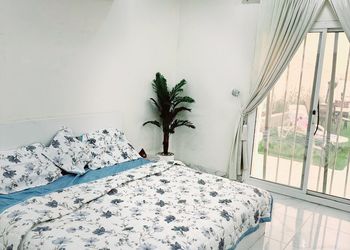 شاليه بجلسة تطل على مسبح خارجي 