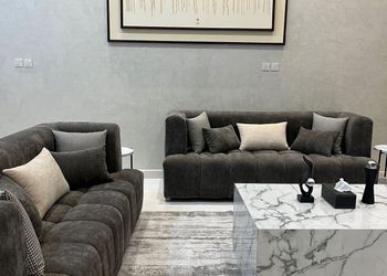 شاليه بجلسة مطلة على مسبح 