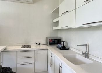 شاليه بمسبح ومسطح اخضر