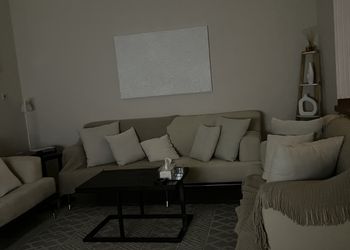 شقة بصالة انيقة ودخول ذاتي
